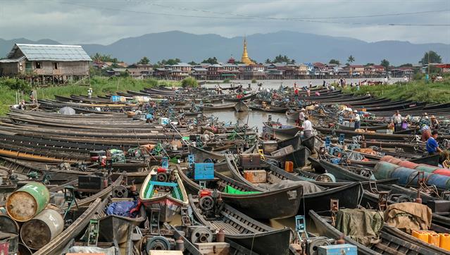 Trotz der vielen Schiffe und dem entsprechenden Gedränge ist dieser "Parkplatz" am Makrt im Süden des Inle Lakes in Myanmar noch ohne Gebühren.